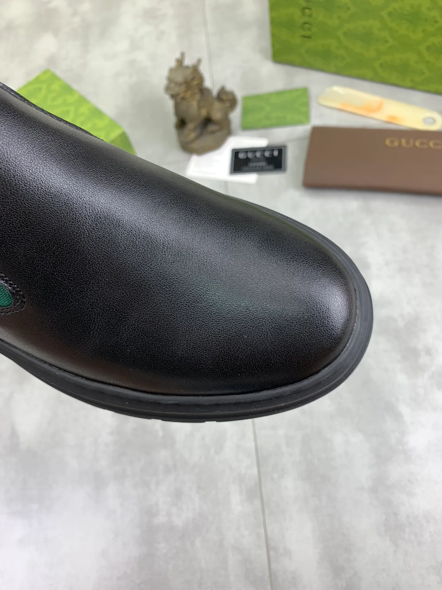 Men's shoes 💰P480 new style, sheepskin and velvet lining, new Gucci (Gucci) high-tops are on the market, new men's shoes, 😘fabrics are selected from original imported calfskin. Soft sheepskin lining and warm fleece lining. The original version is awesome! 👍🏿Original open-molded non-slip PU outsole, with exquisite lines, simple and elegant, super comfortable and classy on foot, suitable for leisure travel. Code number:38-44